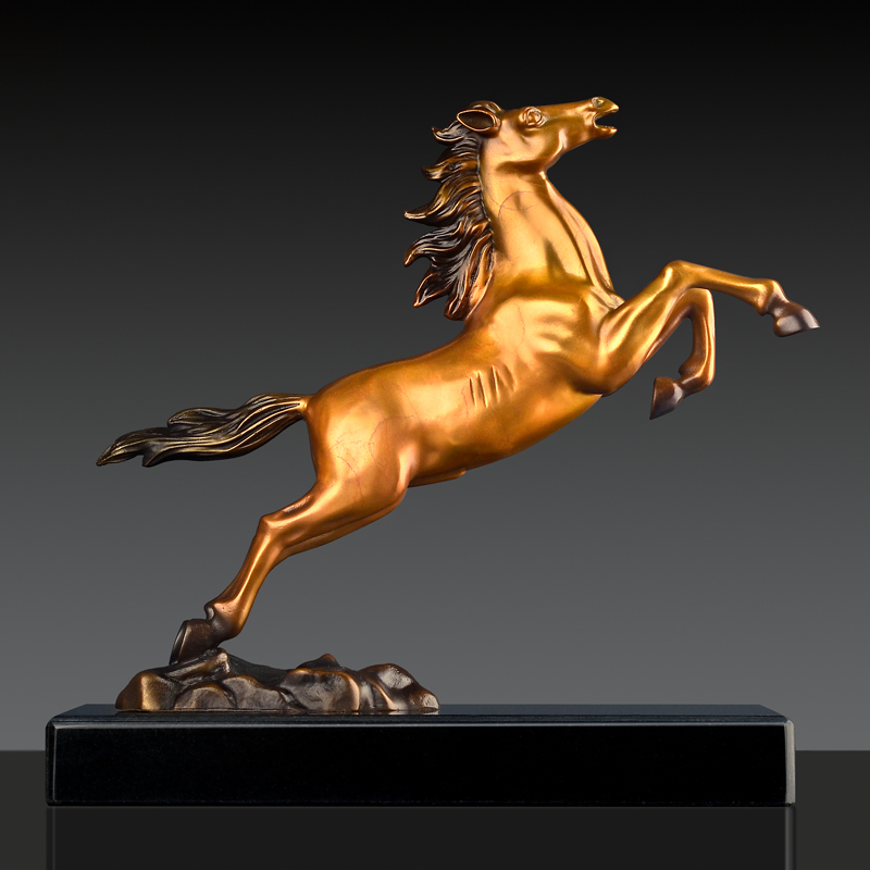 一马当先 纯铜腾飞马摆件的气韵与商务艺术